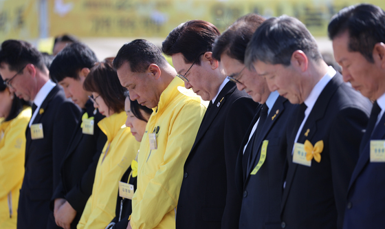 이재명 대통령 '세월호 희생자 향한 묵념'