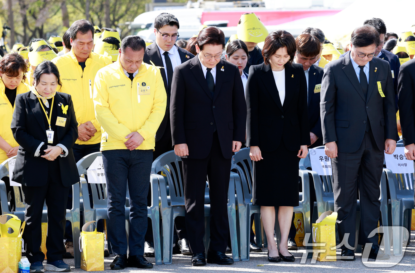 (안산=뉴스1) 허경 기자 = 이재명 대통령과 김혜경 여사가 16일 경기 안산 단원구 화랑유원지에서 열린 세월호 참사 12주기 기억식에서 희생자에 대한 묵념을 하고 있다. (청와대 …