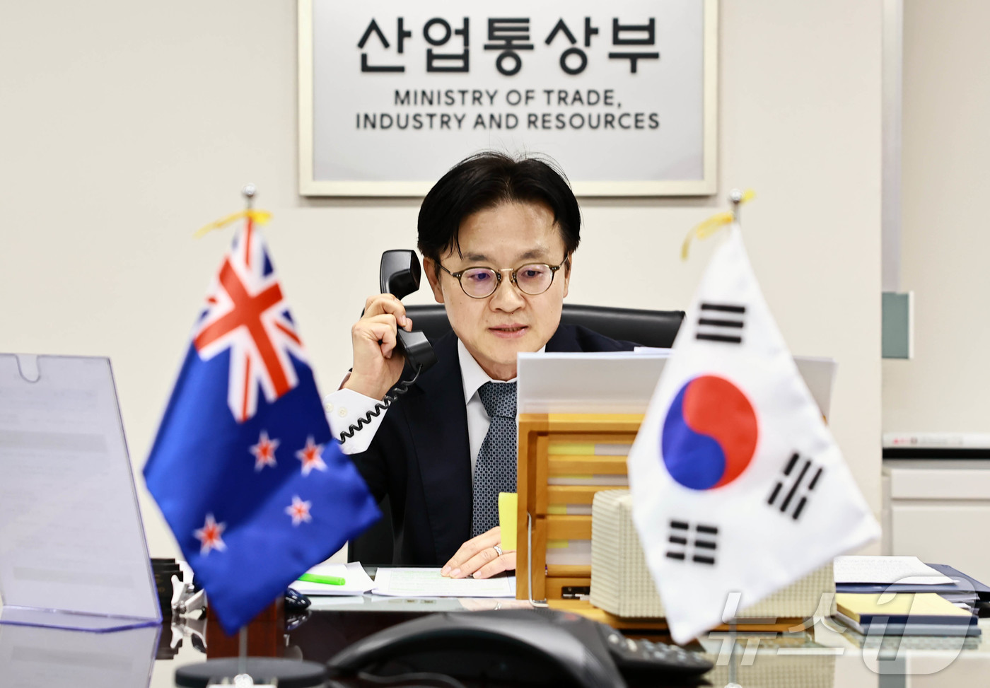 (서울=뉴스1) = 김정관 산업통상부 장관이 16일 오후 서울정부청사 집무실에서 시미언 브라운 뉴질랜드 에너지 장관과 유선통화를 하고 있다. (산업통상부 제공. 재판매 및 DB 금 …