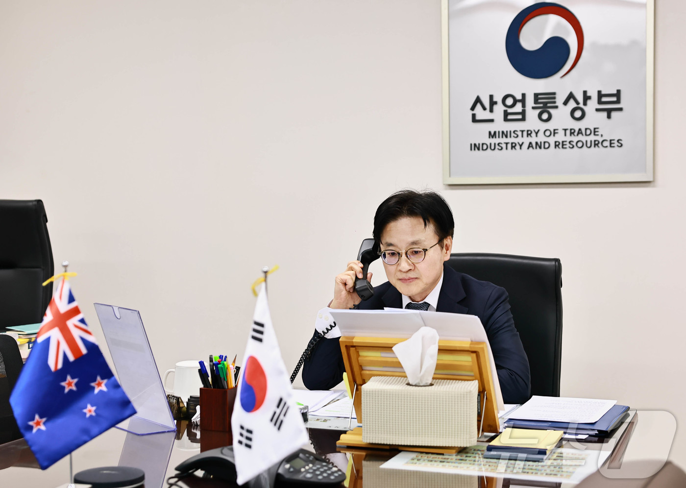 (서울=뉴스1) = 김정관 산업통상부 장관이 16일 오후 서울정부청사 집무실에서 시미언 브라운 뉴질랜드 에너지 장관과 유선통화를 하고 있다. (산업통상부 제공. 재판매 및 DB 금 …