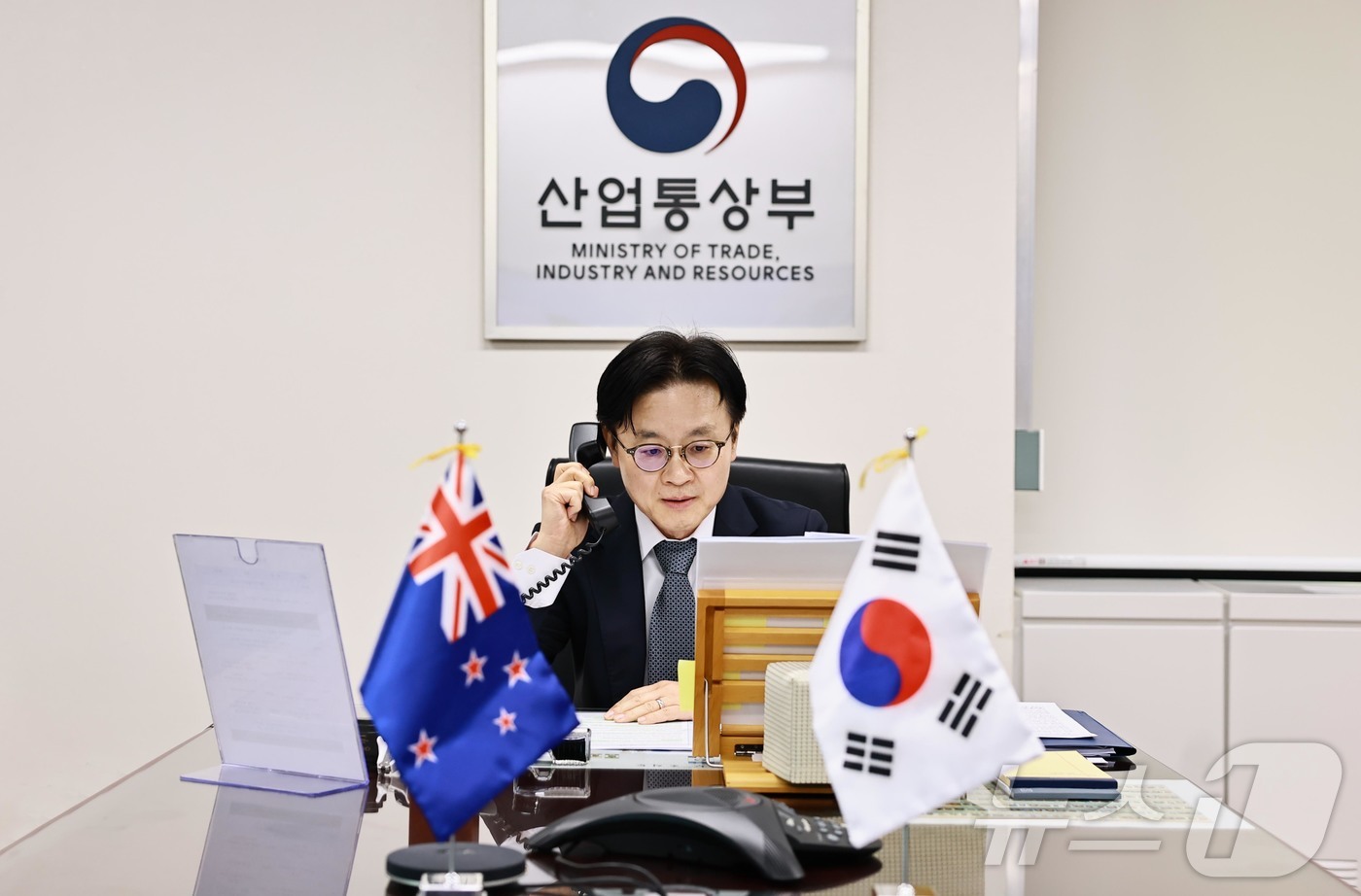 (서울=뉴스1) = 김정관 산업통상부 장관이 16일 오후 서울정부청사 집무실에서 시미언 브라운 뉴질랜드 에너지 장관과 유선통화를 하고 있다. (산업통상부 제공. 재판매 및 DB 금 …