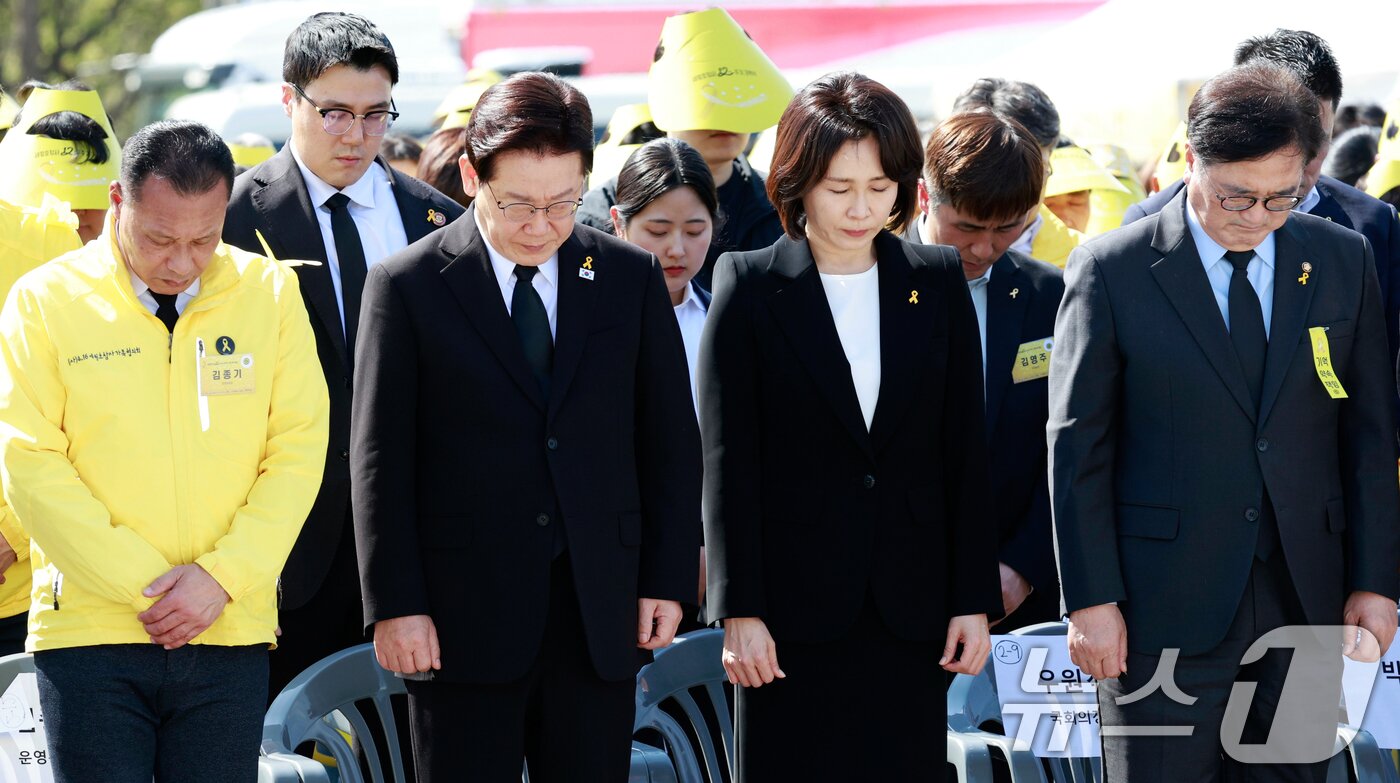 본문 이미지 - 이재명 대통령과 김혜경 여사가 16일 경기 안산 단원구 화랑유원지에서 열린 세월호 참사 12주기 기억식에서 희생자에 대한 묵념을 하고 있다. (청와대통신사진기자단) 2026.4.16 ⓒ 뉴스1 허경 기자