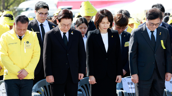 묵념하는 이재명 대통령 부부