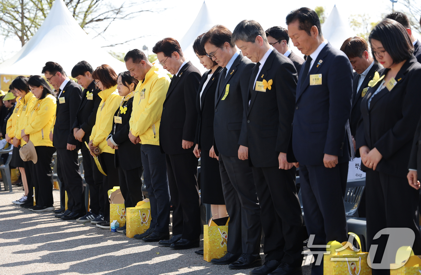 (안산=뉴스1) 이재명 기자 = 이재명 대통령이 16일 경기 안산 단원구 화랑유원지에서 열린 세월호 참사 12주기 기억식에서 희생자에 대한 묵념을 하고 있다. (청와대통신사진기자단 …