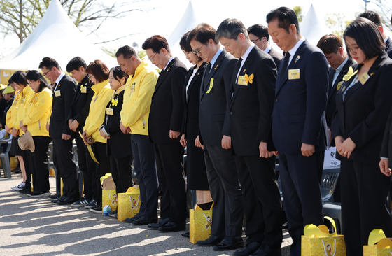 세월호 희생자 향한 묵념하는 이재명 대통령