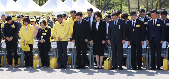 세월호 희생자 향한 묵념하는 이재명 대통령