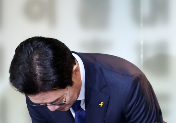 고개 숙여 인사하는 정원오