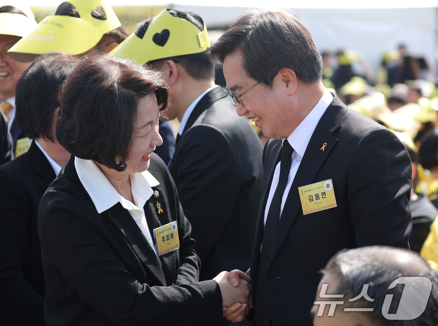 (안산=뉴스1) 이재명 기자 = 김동연 경기도지사와 추미애 추미애 더불어민주당 경기도지사 후보가 16일 경기 안산 단원구 화랑유원지에서 열린 세월호 참사 12주기 기억식에서 인사를 …