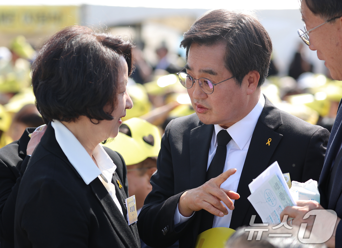 (안산=뉴스1) 이재명 기자 = 김동연 경기도지사와 추미애 추미애 더불어민주당 경기도지사 후보가 16일 경기 안산 단원구 화랑유원지에서 열린 세월호 참사 12주기 기억식에서 인사를 …