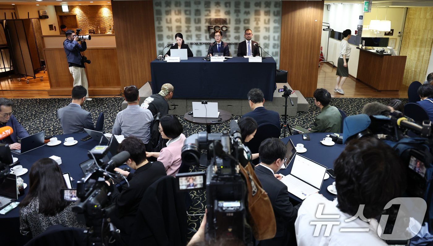 (서울=뉴스1) 최지환 기자 = 정원오 더불어민주당 서울시장 후보가 16일 오후 서울 중구 프레스센터에서 열린 서울외신기자클럽 초청간담회에서 모두발언을 하고 있다. 2026.4.1 …