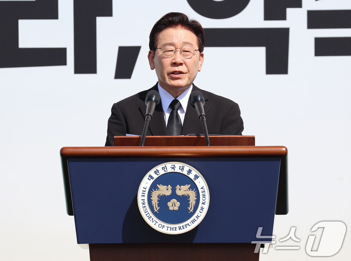 (안산=뉴스1) 이재명 기자 = 이재명 대통령이 16일 경기 안산 단원구 화랑유원지에서 열린 세월호 참사 12주기 기억식에서 추도사를 하고 있다. (청와대통신사진기자단) 2026. …