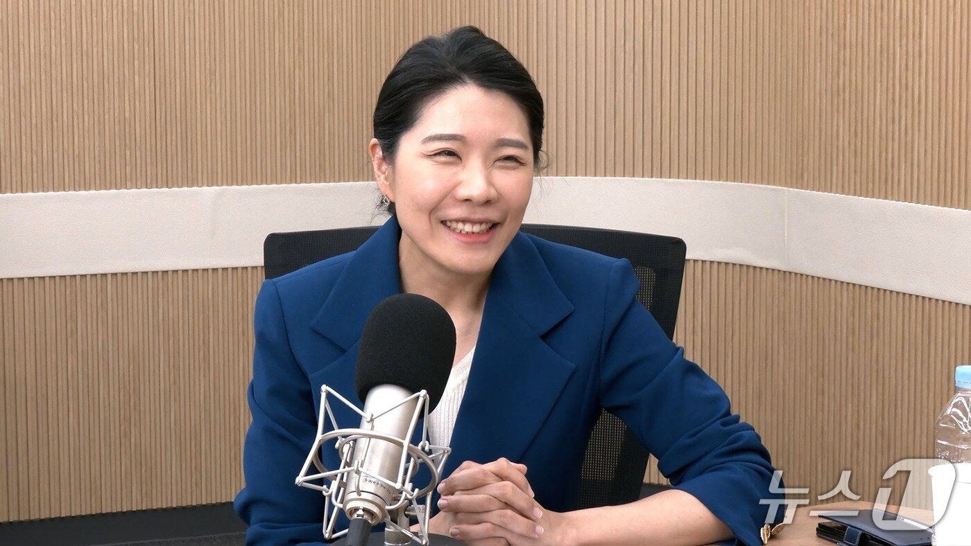 본문 이미지 - 뉴스1TV '팩트앤뷰'에 출연한 신현영 전 더불어민주당 의원. 2026. 4.16./뉴스1