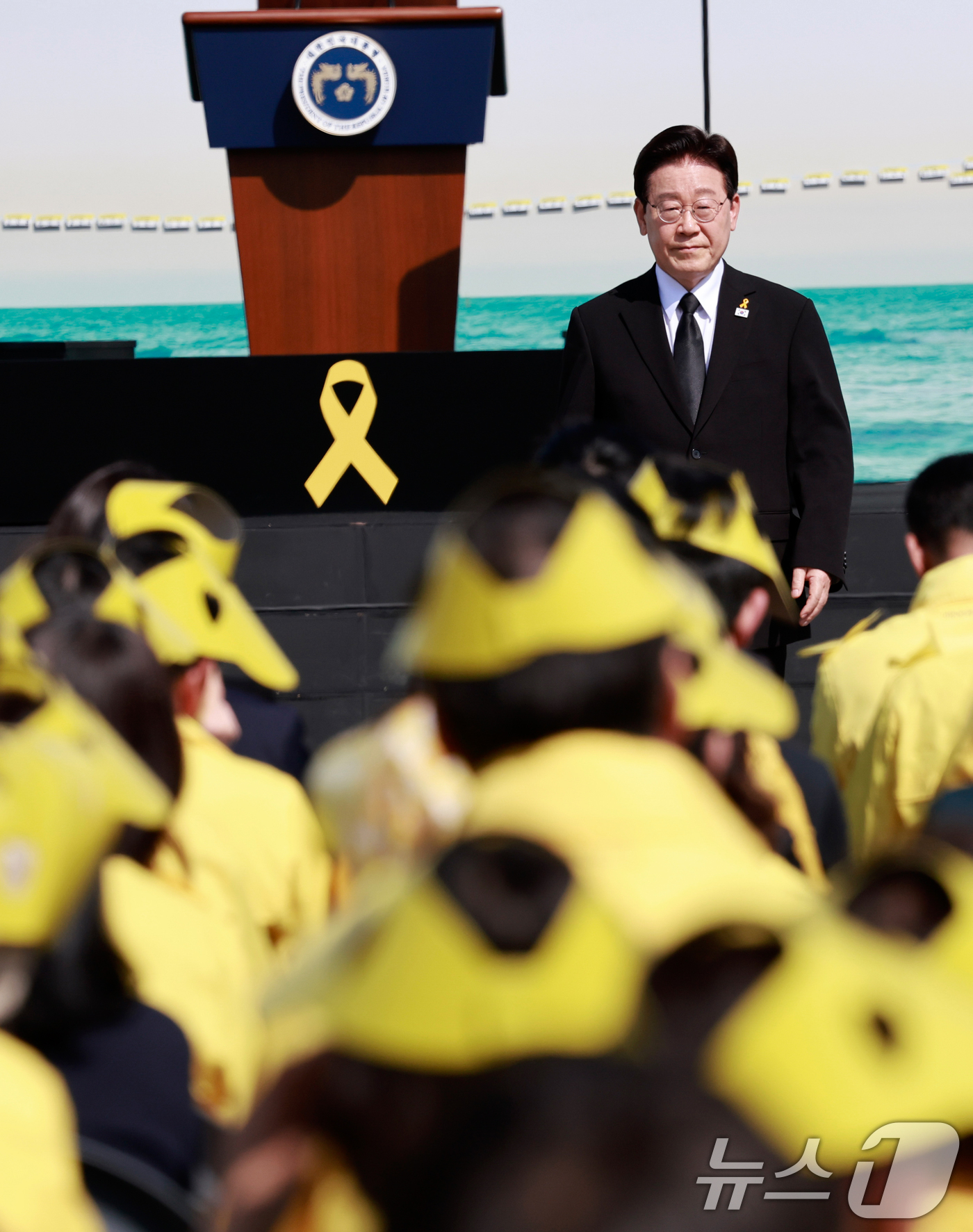 (안산=뉴스1) 허경 기자 = 이재명 대통령이 16일 경기 안산 단원구 화랑유원지에서 열린 세월호 참사 12주기 기억식에서 추도사를 마친 뒤 자리로 향하고 있다. (청와대통신사진기 …