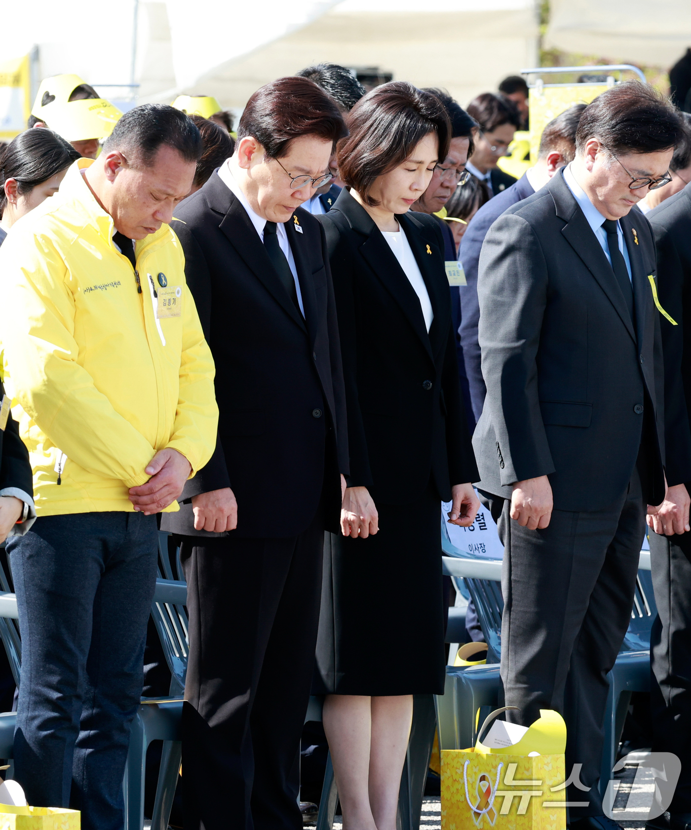 (안산=뉴스1) 허경 기자 = 이재명 대통령과 김혜경 여사가 16일 경기 안산 단원구 화랑유원지에서 열린 세월호 참사 12주기 기억식에서 희생자에 대한 묵념을 하고 있다. (청와대 …