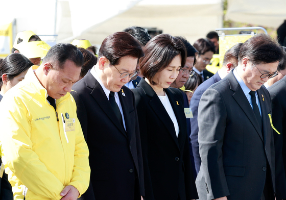 이재명 대통령 부부, 세월호 참사 12주기 기억식 묵념