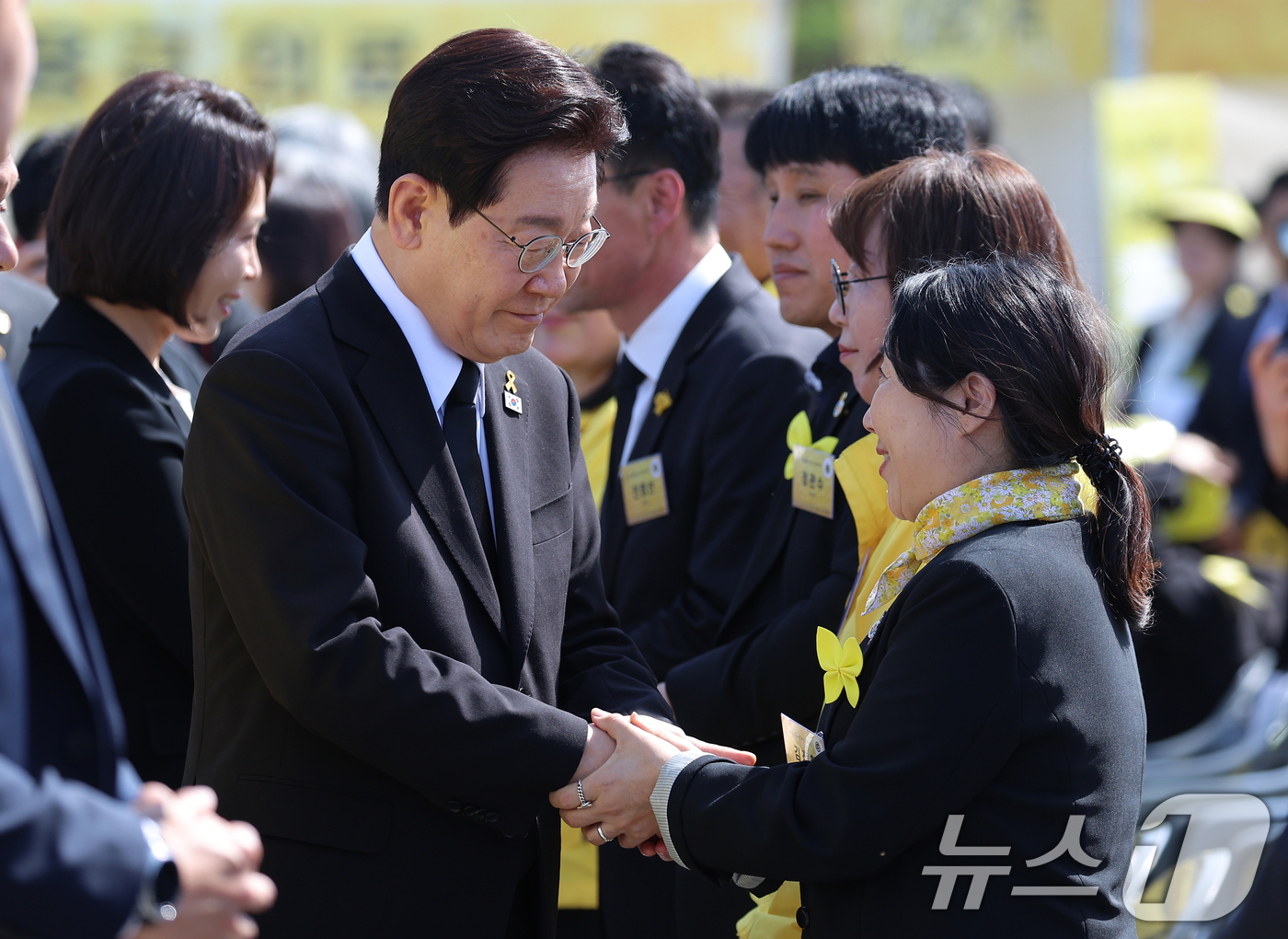 (안산=뉴스1) 이재명 기자 = 이재명 대통령이 16일 경기 안산 단원구 화랑유원지에서 열린 세월호 참사 12주기 기억식에서 유가족과 인사하고 있다. (청와대통신사진기자단) 202 …