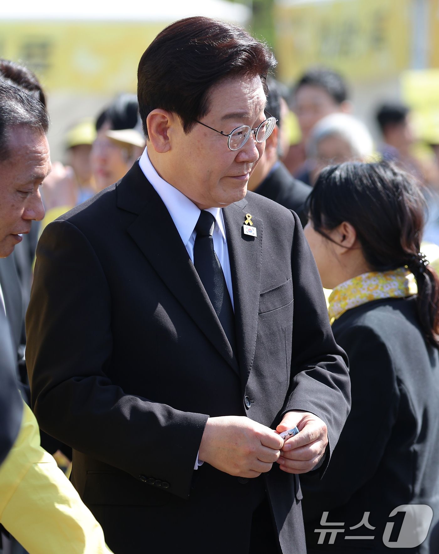 (안산=뉴스1) 이재명 기자 = 이재명 대통령이 16일 경기 안산 단원구 화랑유원지에서 열린 세월호 참사 12주기 기억식에서 한 유가족이 건넨 쪽지를 손에 들고 있다. (청와대통신 …