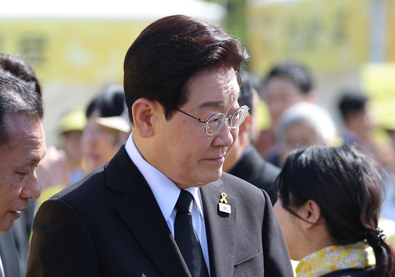 유가족이 건넨 쪽지 손에 든 이재명 대통령