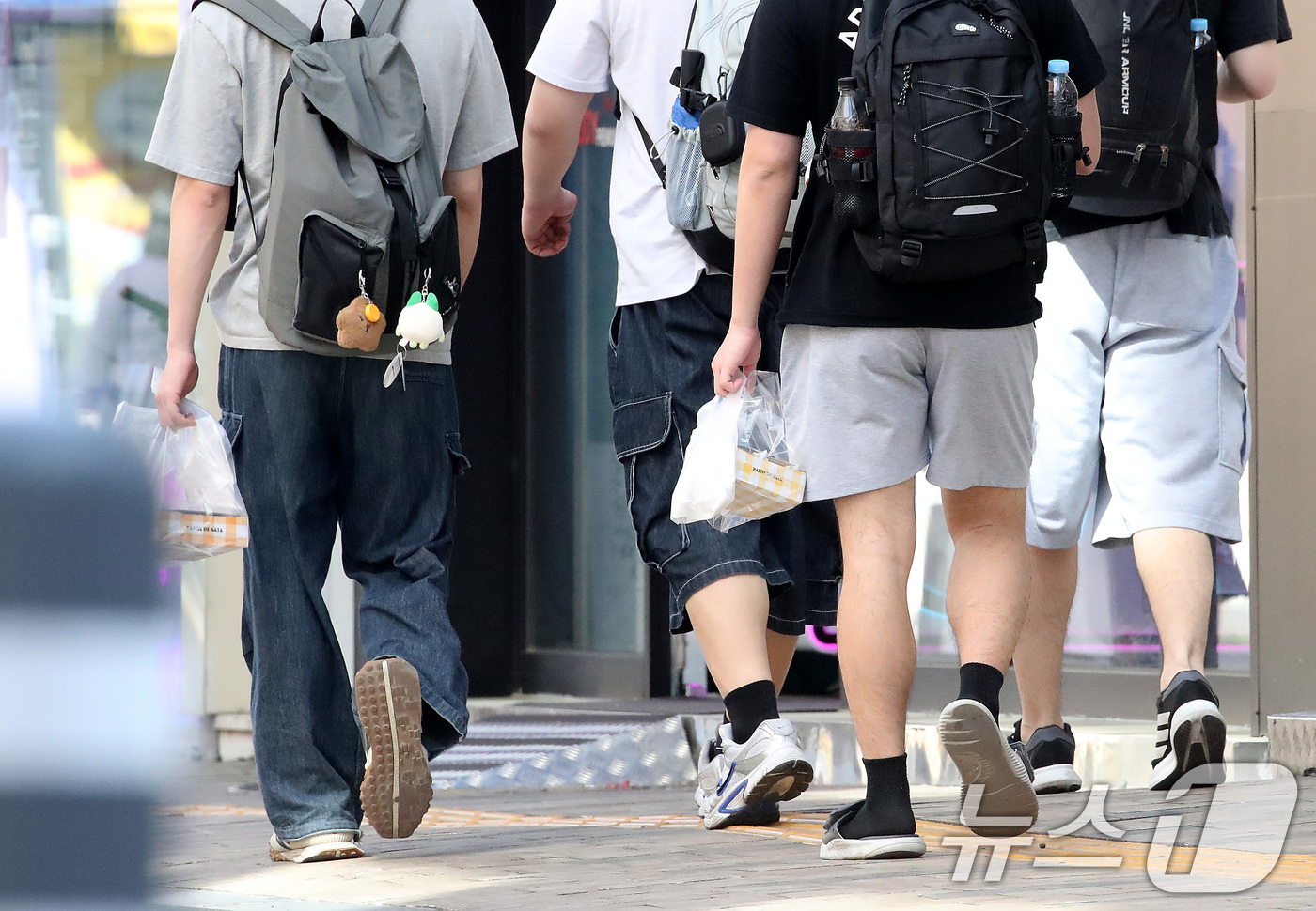 (대구=뉴스1) 공정식 기자 = 초여름 날씨를 보인 16일 대구 중구 동성로에서 반바지와 반팔 티셔츠 차림의 시민들이 발걸음을 옮기고 있다. 2026.4.16/뉴스1