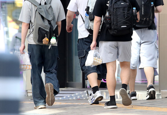 여름엔 시원하게 입자는 日…반바지 출근 늘자 '다리털' 논란