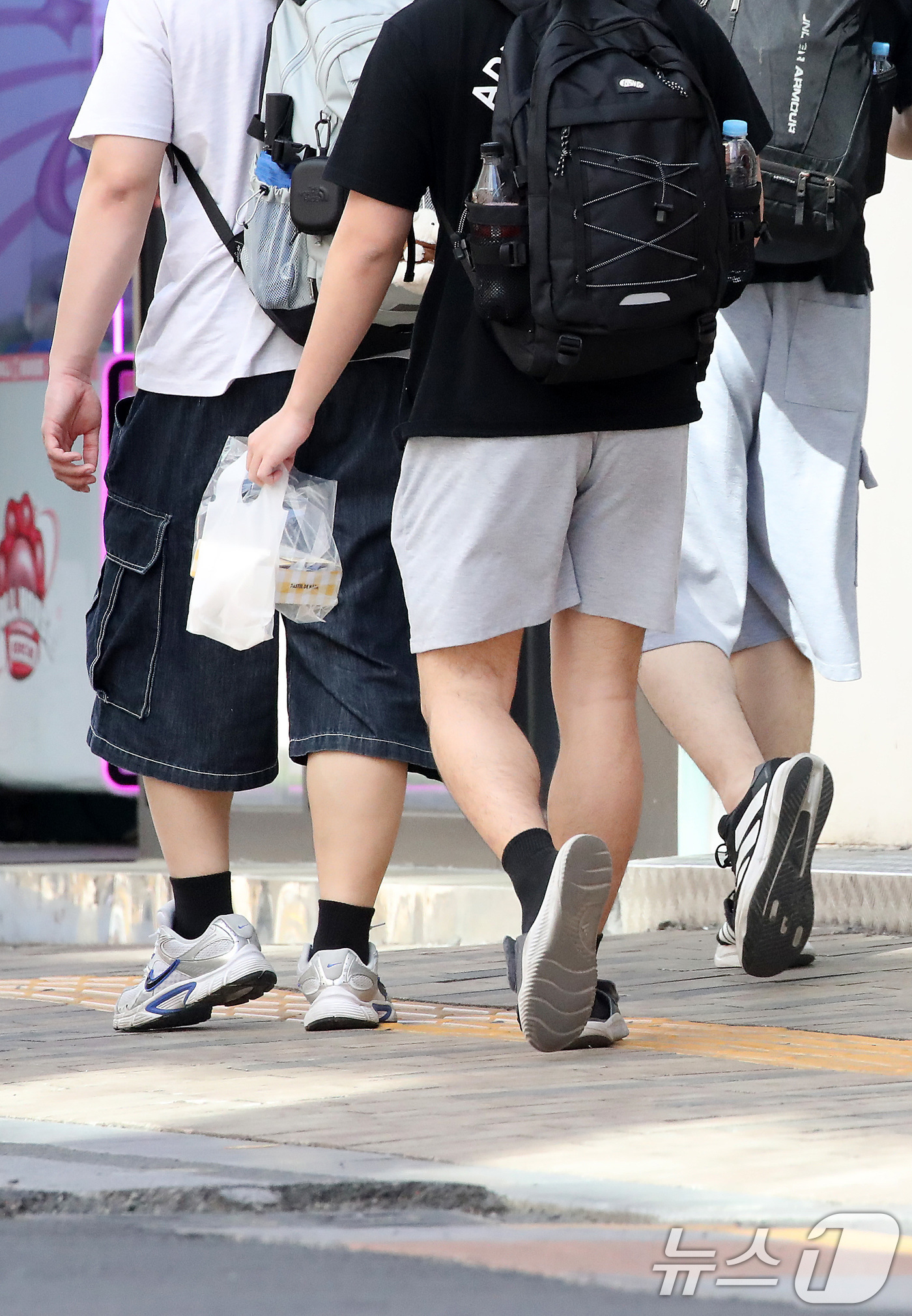 (대구=뉴스1) 공정식 기자 = 초여름 날씨를 보인 16일 대구 중구 동성로에서 반바지와 반팔 티셔츠 차림의 시민들이 발걸음을 옮기고 있다. 2026.4.16/뉴스1