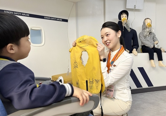 제주항공, 어린이·청소년 대상 '항공안전체험교실' 운영