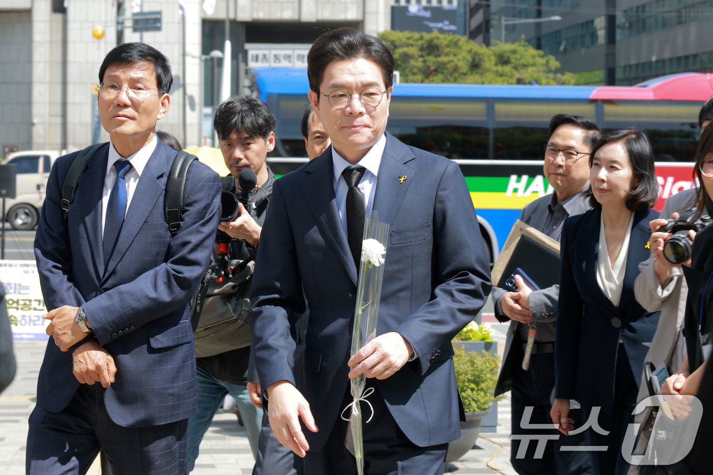 (서울=뉴스1) 최지환 기자 = 정원오 더불어민주당 서울시장 후보가 세월호 참사 12주기인 16일 오후 서울 중구 세월호 추모공간 '기억과 빛'을 방문해 헌화를 하고 있다. (공동 …