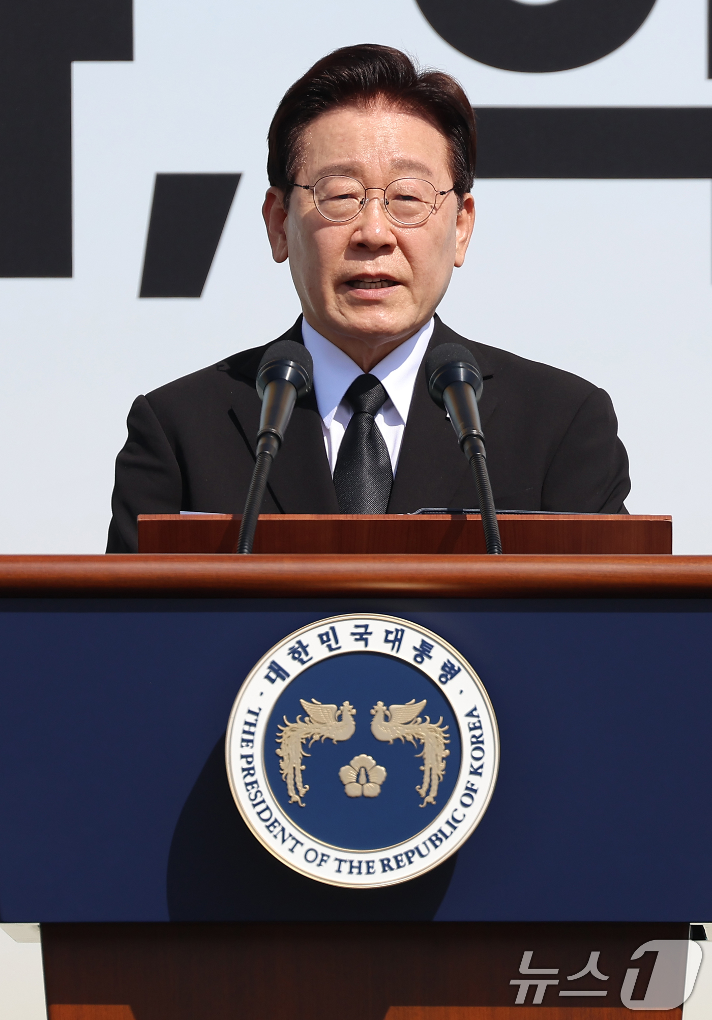 (안산=뉴스1) 이재명 기자 = 이재명 대통령이 16일 경기 안산 단원구 화랑유원지에서 열린 세월호 참사 12주기 기억식에서 추도사를 하고 있다. (청와대통신사진기자단) 2026. …