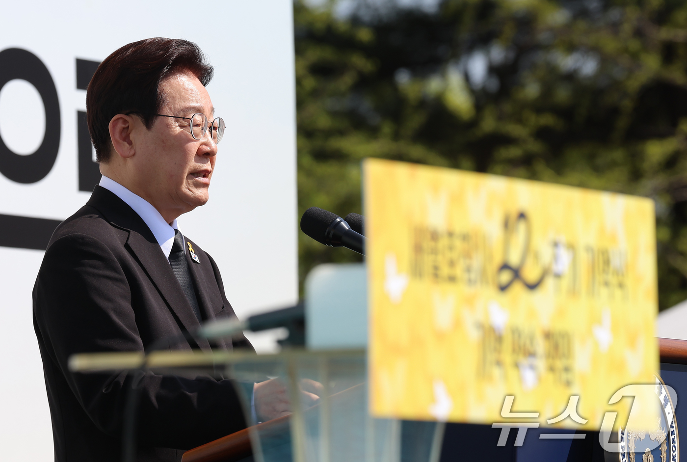 (안산=뉴스1) 이재명 기자 = 이재명 대통령이 16일 경기 안산 단원구 화랑유원지에서 열린 세월호 참사 12주기 기억식에서 추도사를 하고 있다. (청와대통신사진기자단) 2026. …