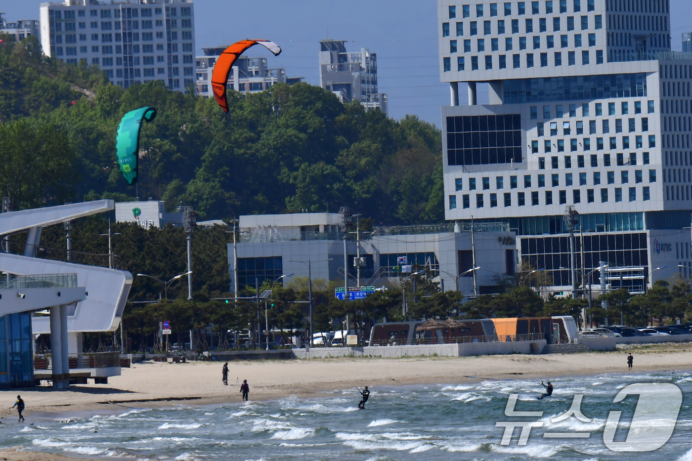 (포항=뉴스1) 최창호 기자 = 16일 오후 경북 포항시 송도해수욕장에서 카이트 보드가 수면 위를 질주하고 있다. 2026.4.16/뉴스1