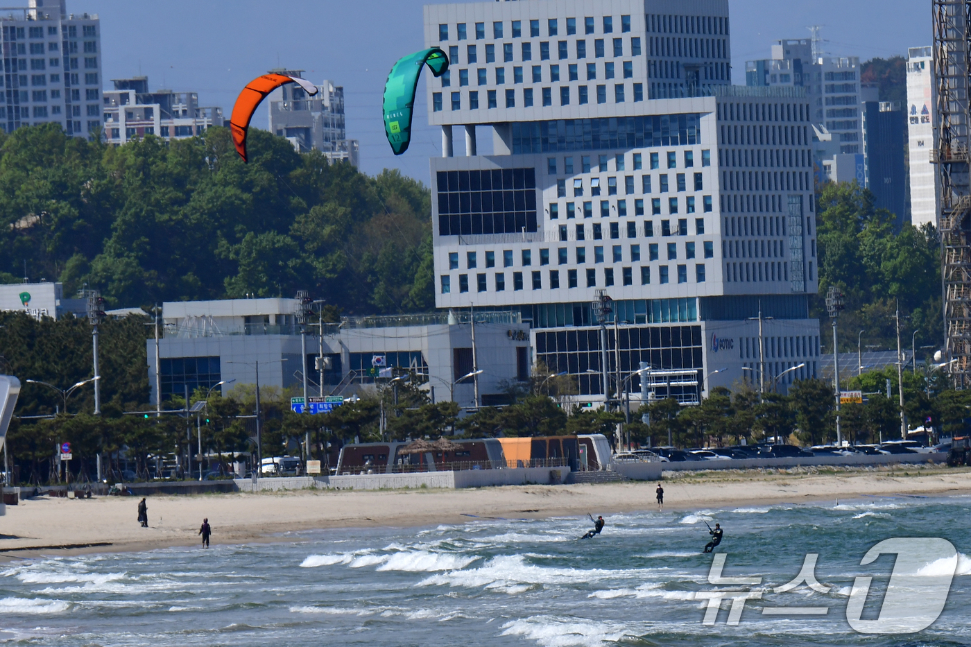 (포항=뉴스1) 최창호 기자 = 16일 오후 경북 포항시 송도해수욕장에서 카이트 보드가 수면 위를 질주하고 있다.  2026.4.16/뉴스1