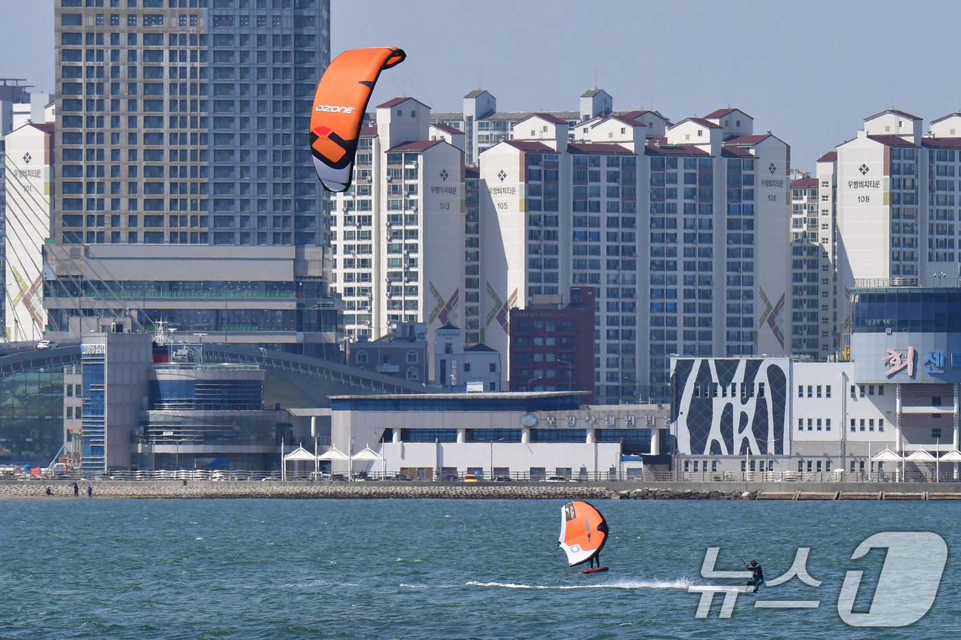 (포항=뉴스1) 최창호 기자 = 16일 오후 경북 포항시 송도해수욕장에서 카이트 보드가 수면 위를 질주하고 있다. 2026.4.16/뉴스1