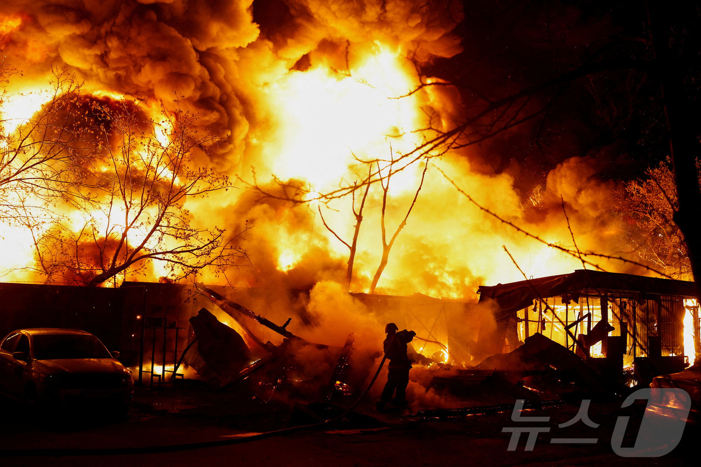 (키이우 로이터=뉴스1) 김경민 기자 = 우크라이나 키이우에서 러시아의 미사일 공격을 받은 재활용 재료 현장에서 16일(현지시간) 소방관이 진화 작업을 하고 있다. 2026.4.1 …