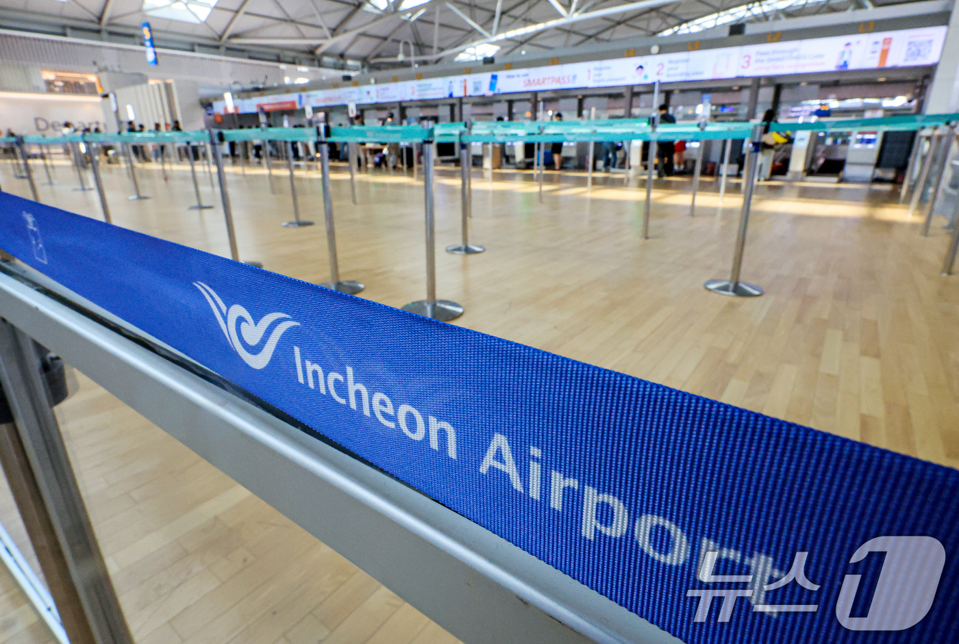 (인천공항=뉴스1) 이호윤 기자 = 중동 사태에 장기화로 국제선 항공권의 유류할증료가 사상 최고 수준으로 치솟은 16일 인천국제공항 제1여객터미널 출국장이 한산한 모습을 보이고 있 …