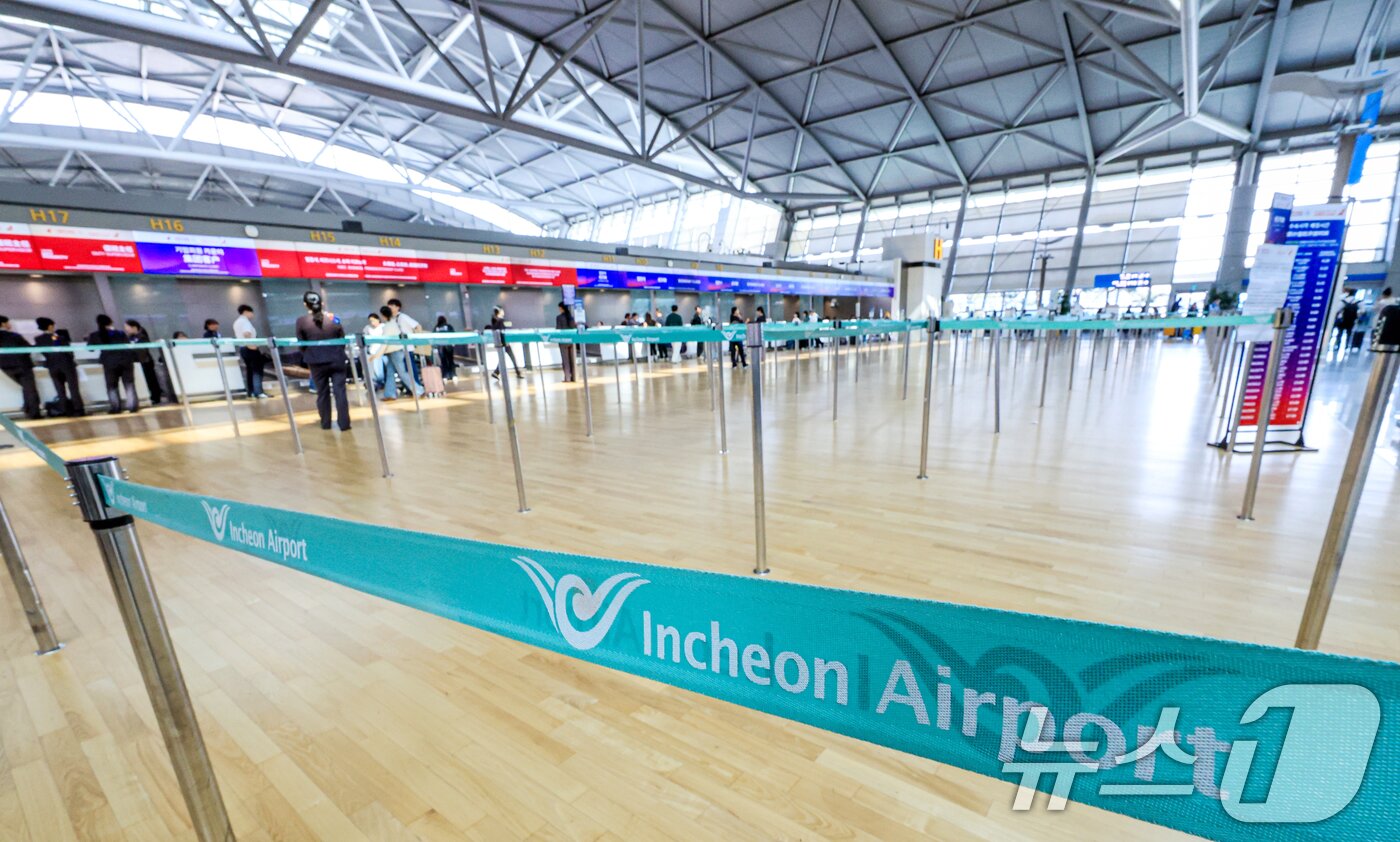 본문 이미지 - 중동 사태에 장기화로 국제선 항공권의 유류할증료가 사상 최고 수준으로 치솟은 16일 인천국제공항 제1여객터미널 출국장이 한산한 모습을 보이고 있다. 2026.4.16 ⓒ 뉴스1 이호윤 기자