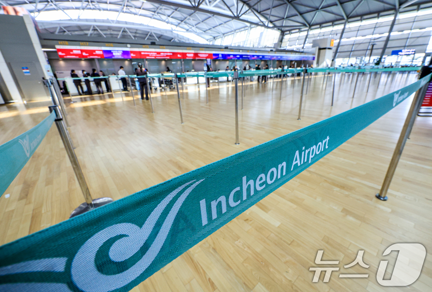 (인천공항=뉴스1) 이호윤 기자 = 중동 사태에 장기화로 국제선 항공권의 유류할증료가 사상 최고 수준으로 치솟은 16일 인천국제공항 제1여객터미널 출국장이 한산한 모습을 보이고 있 …