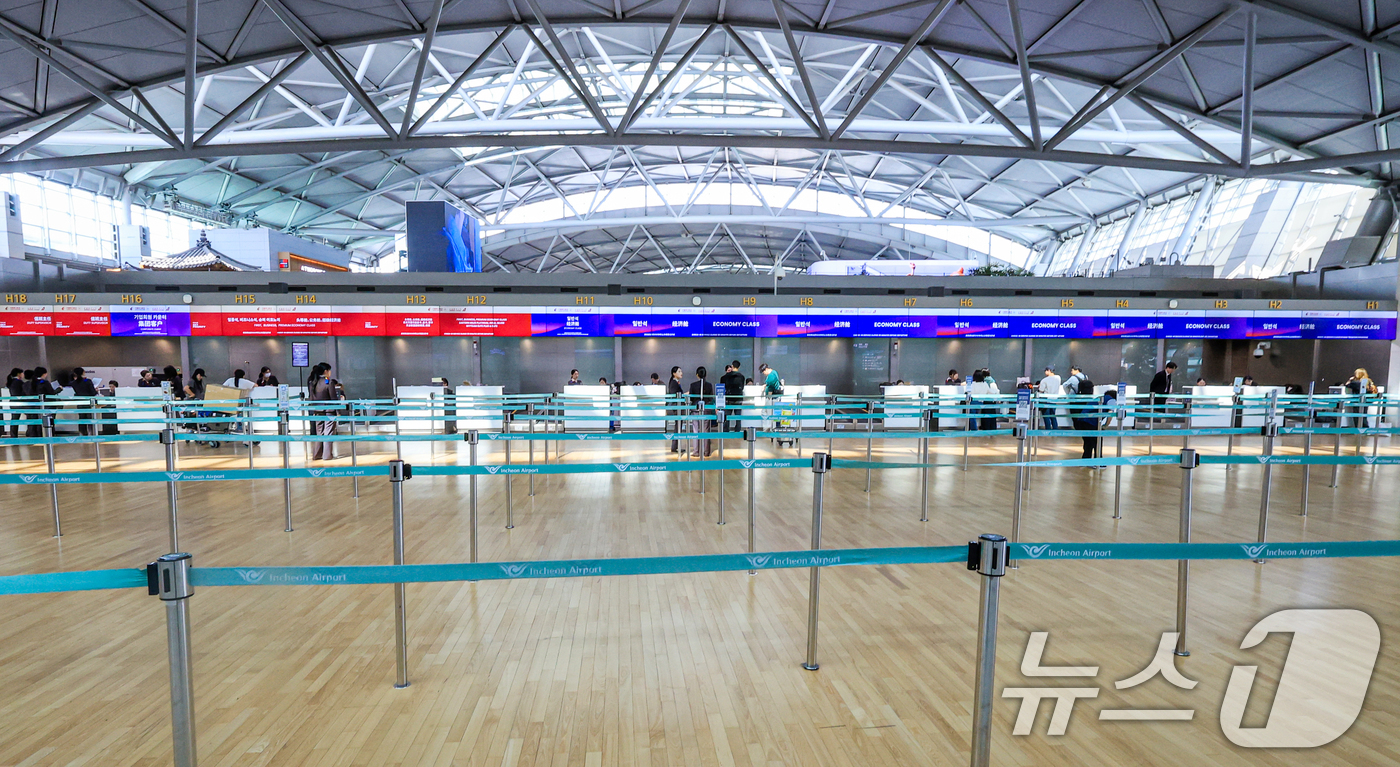 (인천공항=뉴스1) 이호윤 기자 = 중동 사태에 장기화로 국제선 항공권의 유류할증료가 사상 최고 수준으로 치솟은 16일 인천국제공항 제1여객터미널 출국장이 한산한 모습을 보이고 있 …
