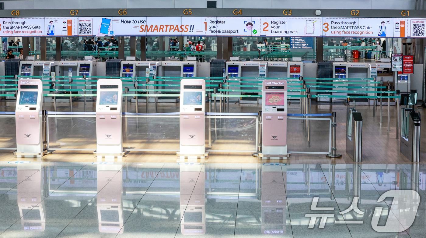 (인천공항=뉴스1) 이호윤 기자 = 중동 사태에 장기화로 국제선 항공권의 유류할증료가 사상 최고 수준으로 치솟은 16일 인천국제공항 제1여객터미널 출국장이 한산한 모습을 보이고 있 …