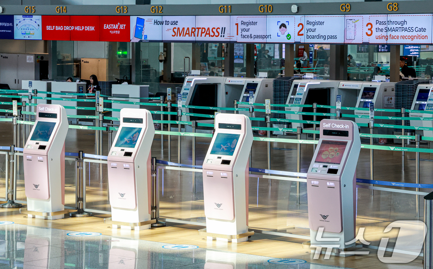 (인천공항=뉴스1) 이호윤 기자 = 중동 사태에 장기화로 국제선 항공권의 유류할증료가 사상 최고 수준으로 치솟은 16일 인천국제공항 제1여객터미널 출국장이 한산한 모습을 보이고 있 …