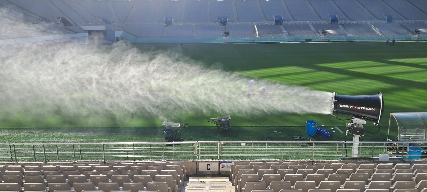 본문 이미지 - 서울월드컵경기장에 쿨링포그팬이 가동 중이다. 