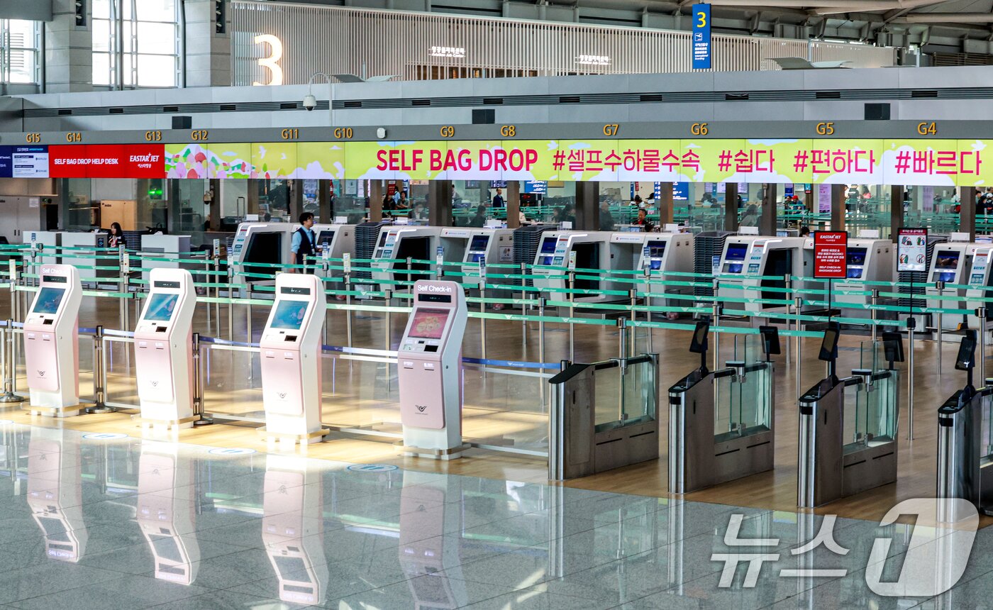 본문 이미지 - 중동 사태에 장기화로 국제선 항공권의 유류할증료가 사상 최고 수준으로 치솟은 16일 인천국제공항 제1여객터미널 출국장이 한산한 모습을 보이고 있다. 2026.4.16 ⓒ 뉴스1 이호윤 기자