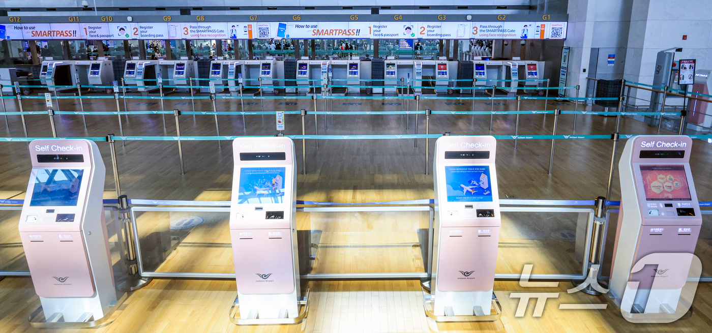 (인천공항=뉴스1) 이호윤 기자 = 중동 사태에 장기화로 국제선 항공권의 유류할증료가 사상 최고 수준으로 치솟은 16일 인천국제공항 제1여객터미널 출국장이 한산한 모습을 보이고 있 …