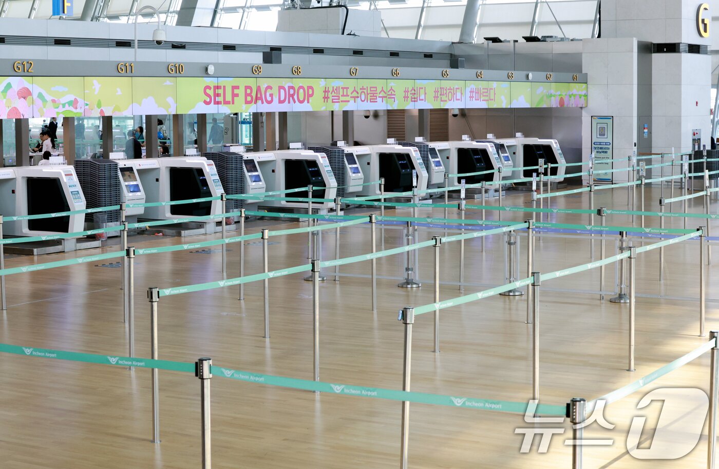 본문 이미지 - 중동 사태에 장기화로 국제선 항공권의 유류할증료가 사상 최고 수준으로 치솟은 16일 인천국제공항 제1여객터미널 출국장이 한산한 모습을 보이고 있다. 2026.4.16 ⓒ 뉴스1 이호윤 기자