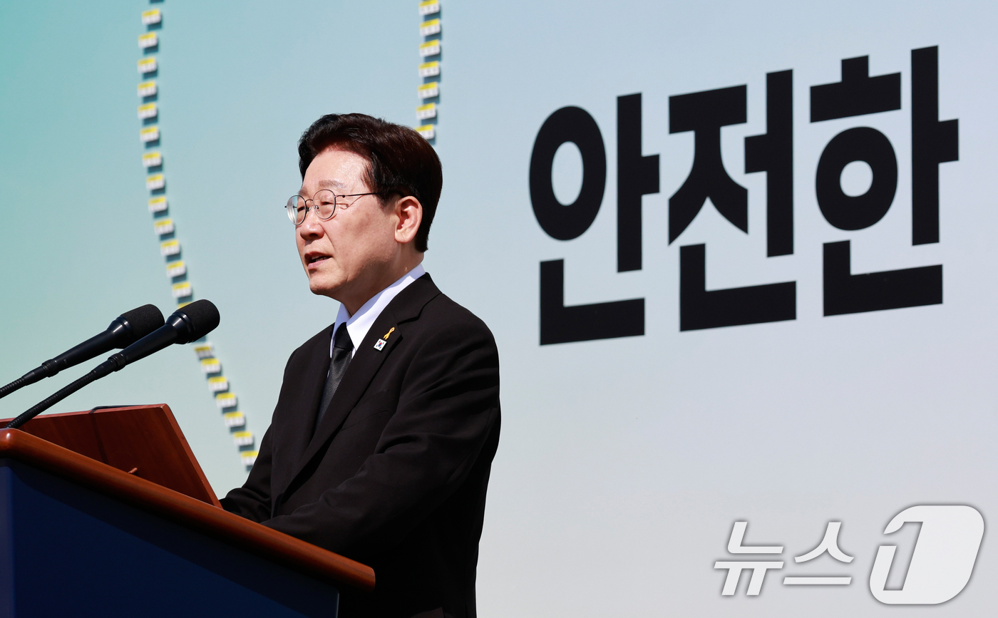 (안산=뉴스1) 허경 기자 = 이재명 대통령이 16일 경기 안산 단원구 화랑유원지에서 열린 세월호 참사 12주기 기억식에서 추도사를 하고 있다. (청와대통신사진기자단) 2026.4 …
