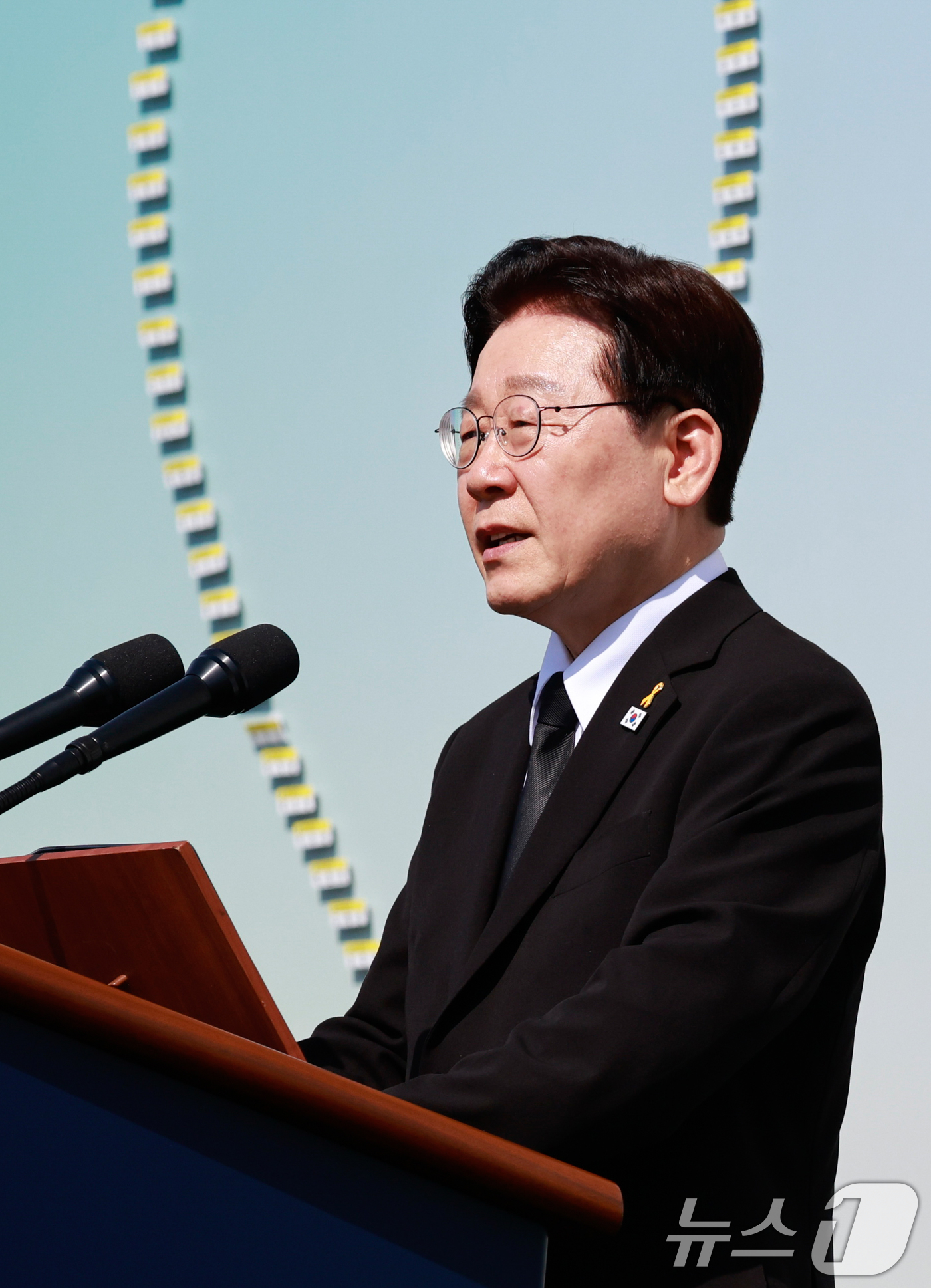 (안산=뉴스1) 허경 기자 = 이재명 대통령이 16일 경기 안산 단원구 화랑유원지에서 열린 세월호 참사 12주기 기억식에서 추도사를 하고 있다. (청와대통신사진기자단) 2026.4 …