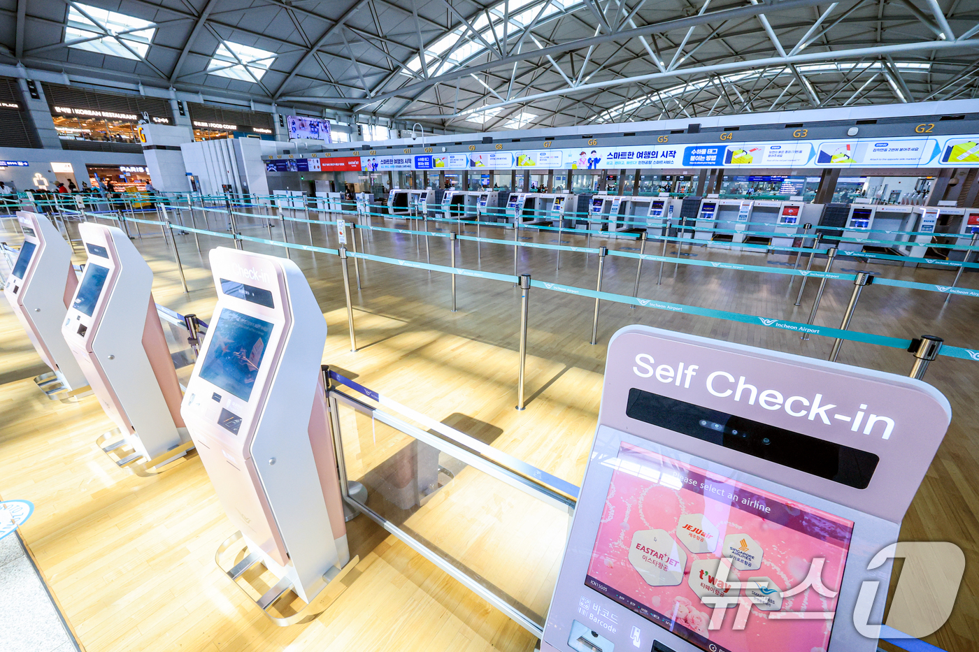 (인천공항=뉴스1) 이호윤 기자 = 중동 사태에 장기화로 국제선 항공권의 유류할증료가 사상 최고 수준으로 치솟은 16일 인천국제공항 제1여객터미널 출국장이 한산한 모습을 보이고 있 …