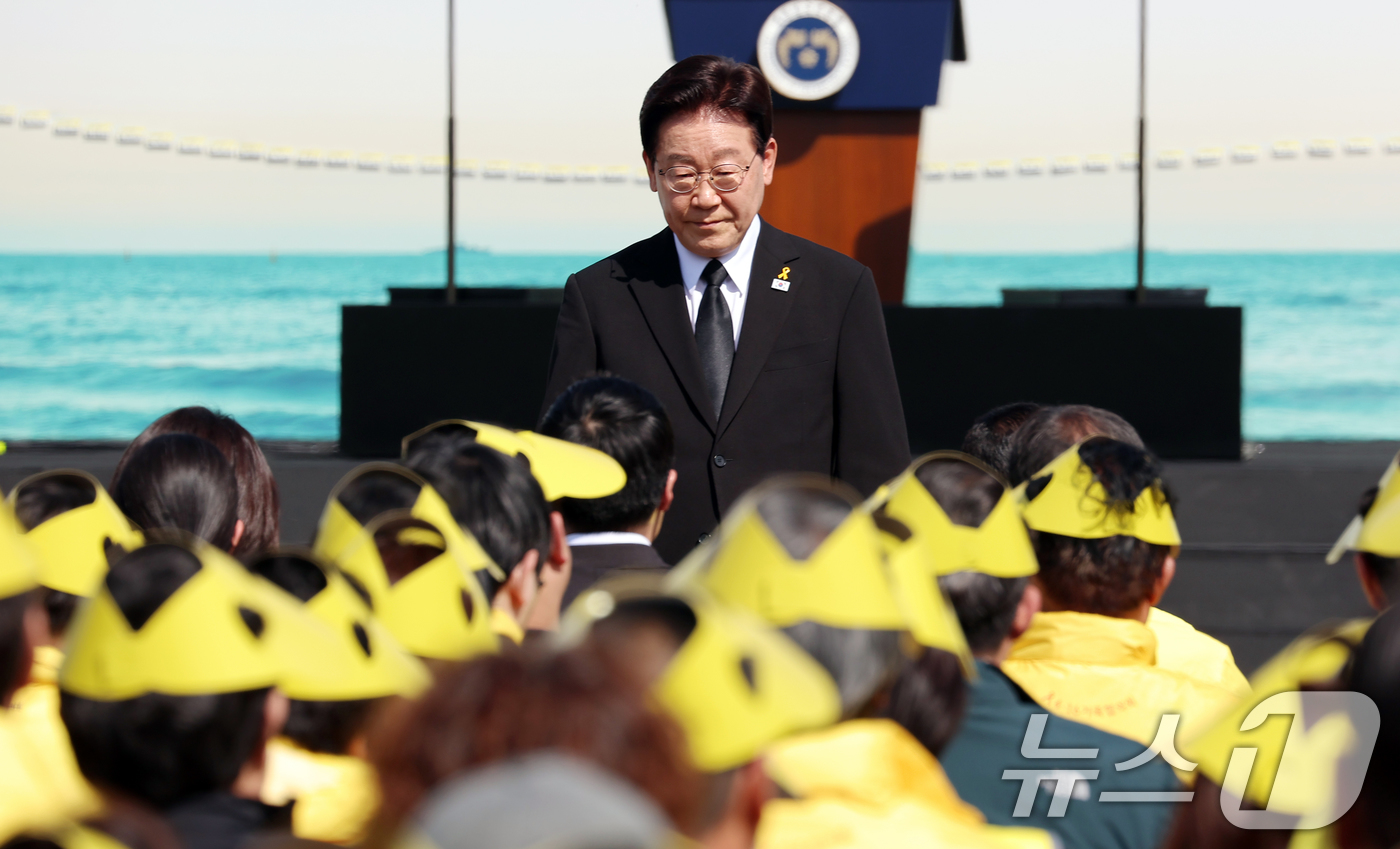 (안산=뉴스1) 이재명 기자 = 이재명 대통령이 16일 경기 안산 단원구 화랑유원지에서 열린 세월호 참사 12주기 기억식에서 추도사를 마친 후 자리로 향하고 있다. (청와대통신사진 …