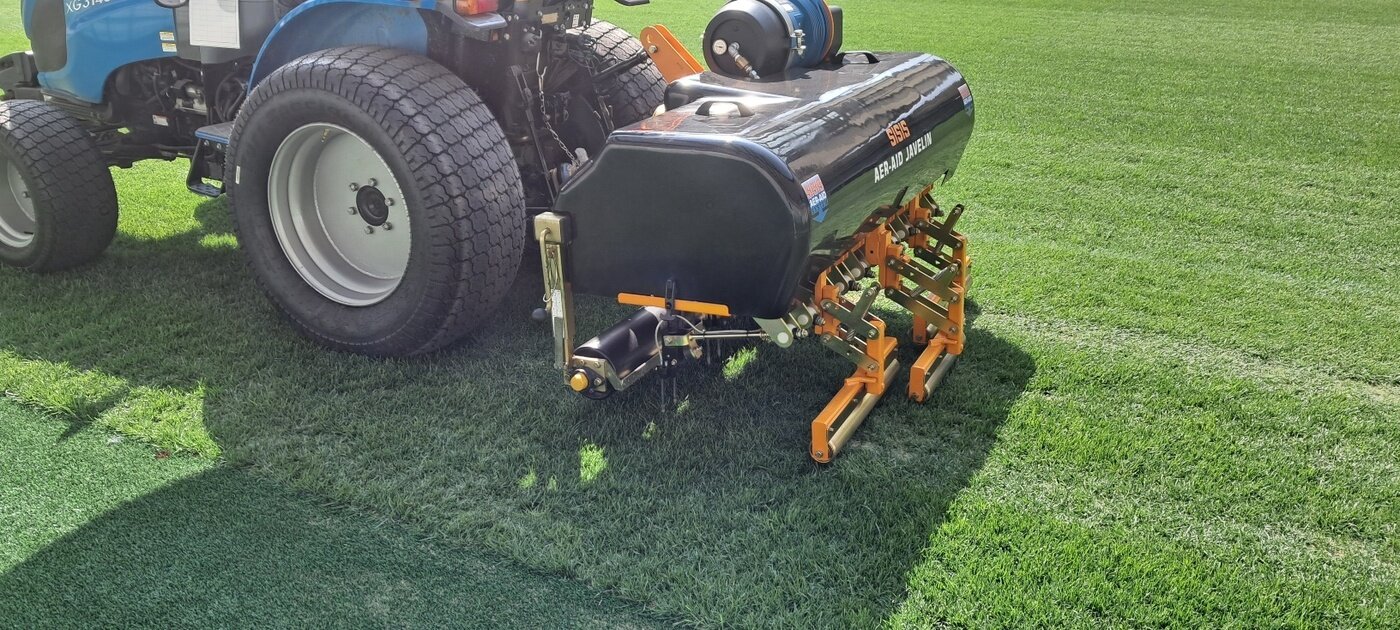 본문 이미지 -  Air에어레이터가 서울월드컵경기장 잔디를 관리하고 있다.