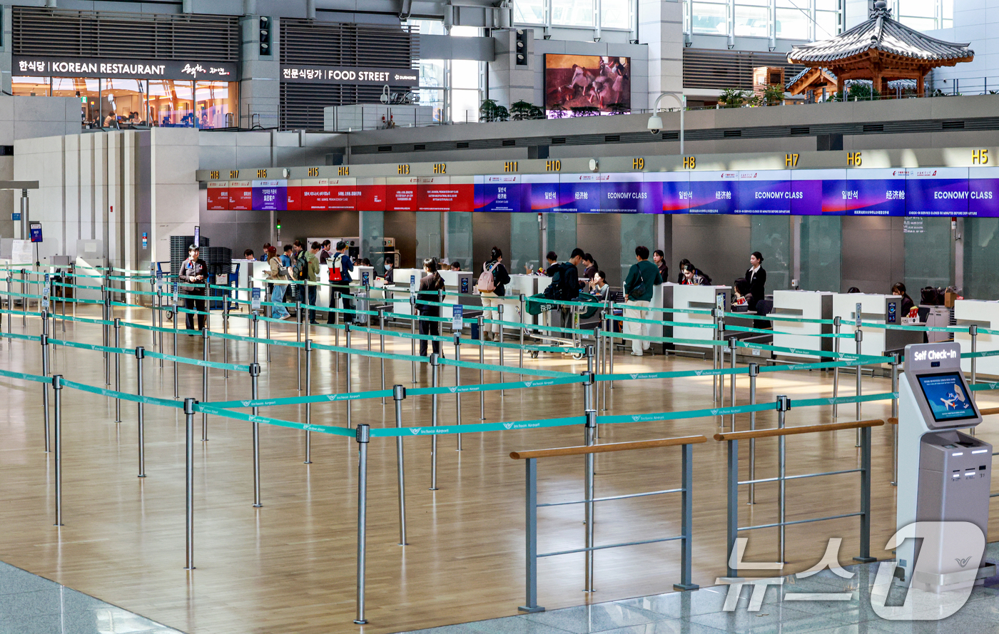 (인천공항=뉴스1) 이호윤 기자 = 중동 사태에 장기화로 국제선 항공권의 유류할증료가 사상 최고 수준으로 치솟은 16일 인천국제공항 제1여객터미널 출국장이 한산한 모습을 보이고 있 …