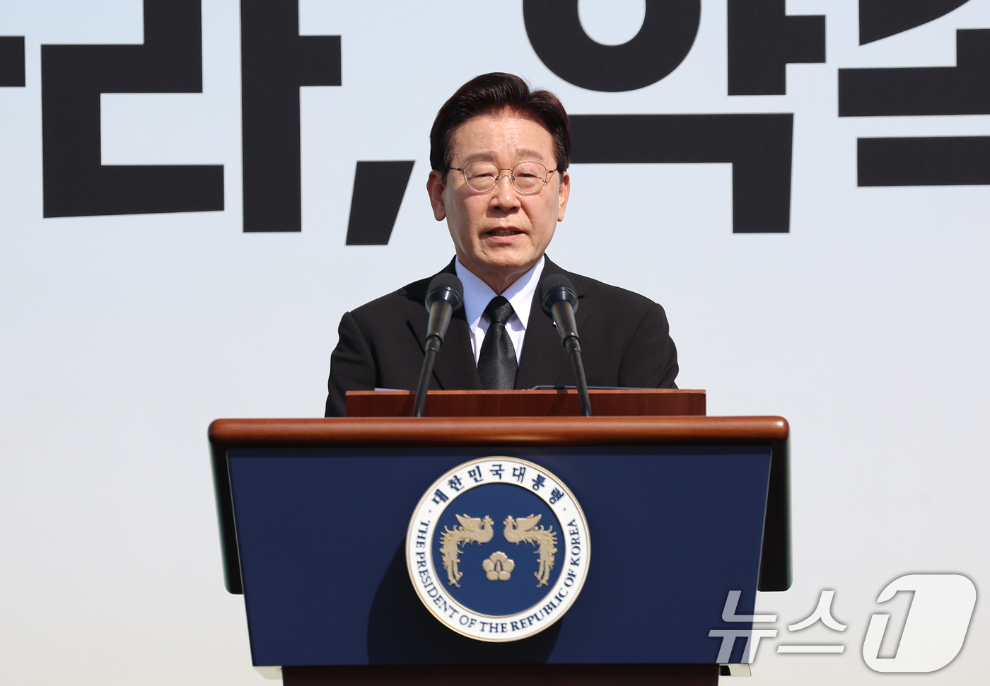 (안산=뉴스1) 이재명 기자 = 이재명 대통령이 16일 경기 안산 단원구 화랑유원지에서 열린 세월호 참사 12주기 기억식에서 추도사를 하고 있다. (청와대통신사진기자단) 2026. …